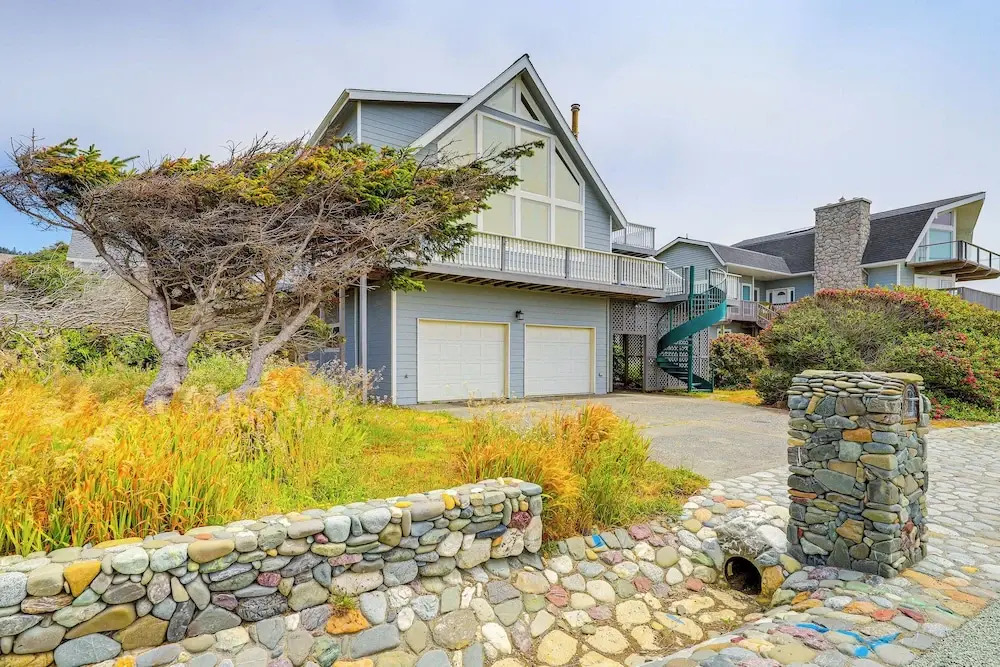 Deck + Walk to Beach: Southern Oregon Coast Home!