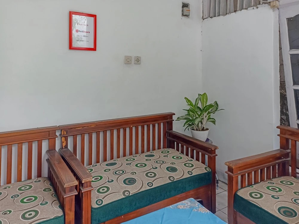 RedDoorz Syariah Near Rsud Karawang 2
