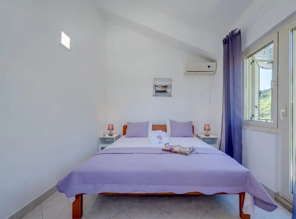 Seaside Getaway Holiday Home With Patio Slatine