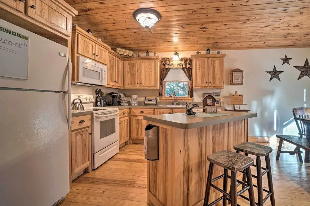 Outdoor Adventure - Charming Cabin w/ Hot Tub
