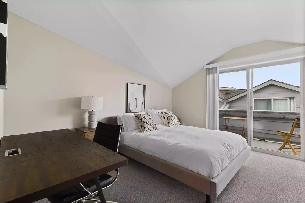 Seattle: U District Retreat Free Parking 3 Bedroom Home by RedAwning