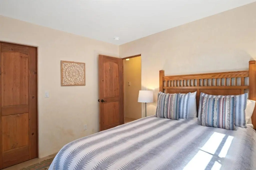 Casa Nona - Pristine Home in the Railyard District, Walk to The Plaza