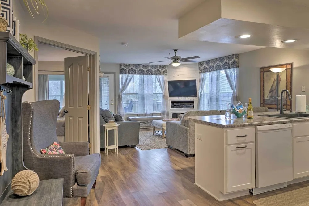 Lakefront Branson Condo w/ Porch & Dock Access