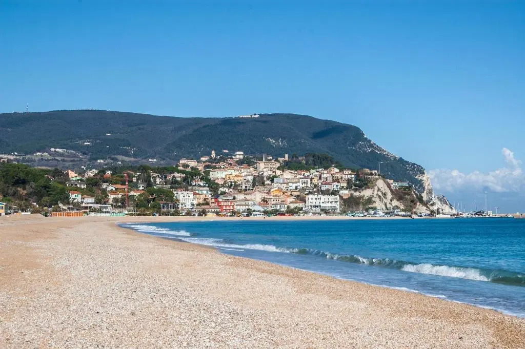 4 bedrooms appartement with enclosed garden and wifi at Recanati 8 km away from the beach