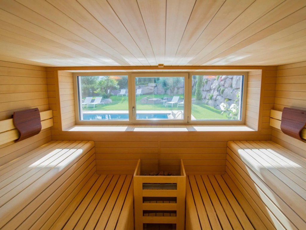 Modern flat in Merano with outdoor shower
