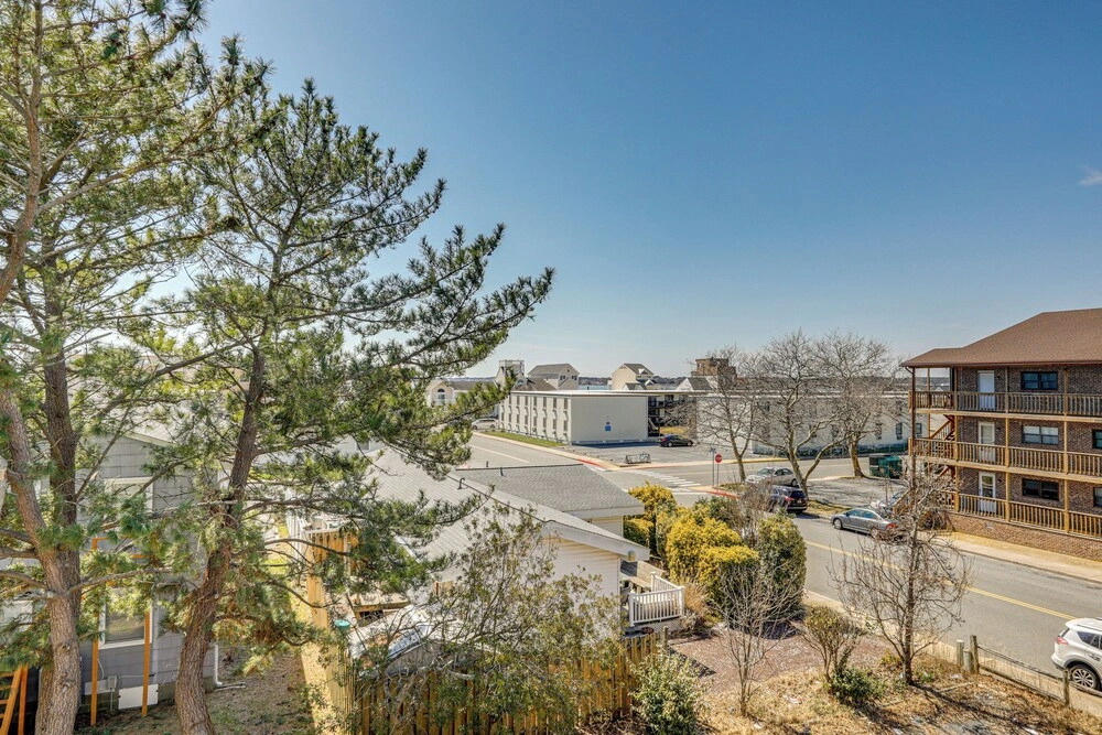 Bright & Airy Condo: Walk to Beach/boardwalk