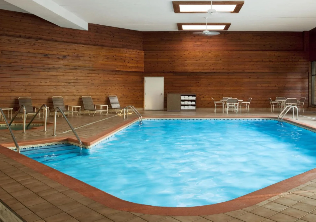 Four Points by Sheraton Milwaukee North Shore