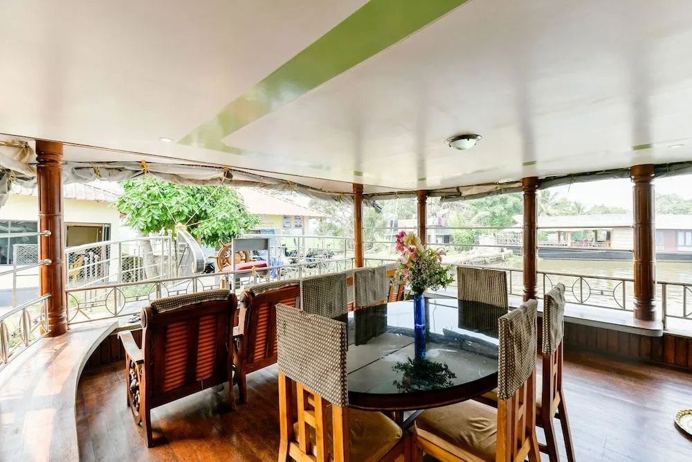 OYO 23047 Rkv Golden Petal Houseboat 3 Bhk