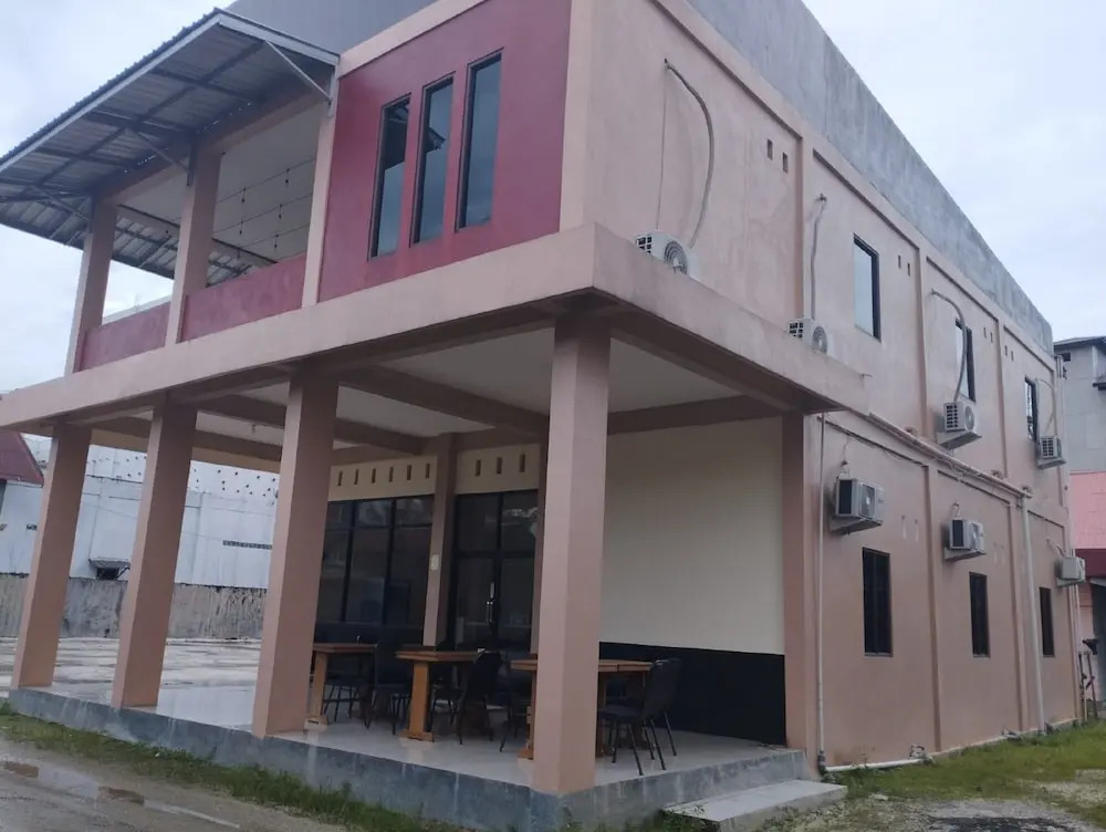 Hotel O Fanilly Guest House MarabahanNearJembatan Rumpiang