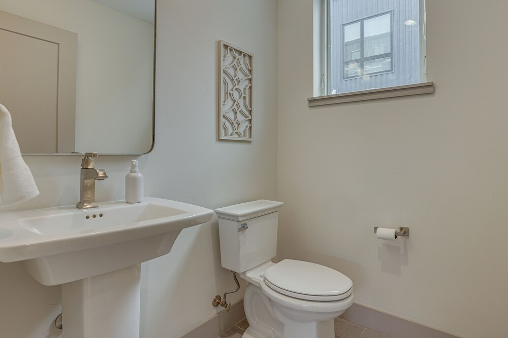 Silverthorne Townhome w/ Hot Tub: Walk to Town!