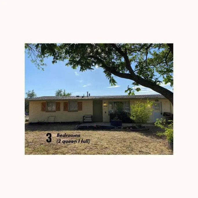 Pet Friendly Neighborhood home near Ft. Sill wagon wheel