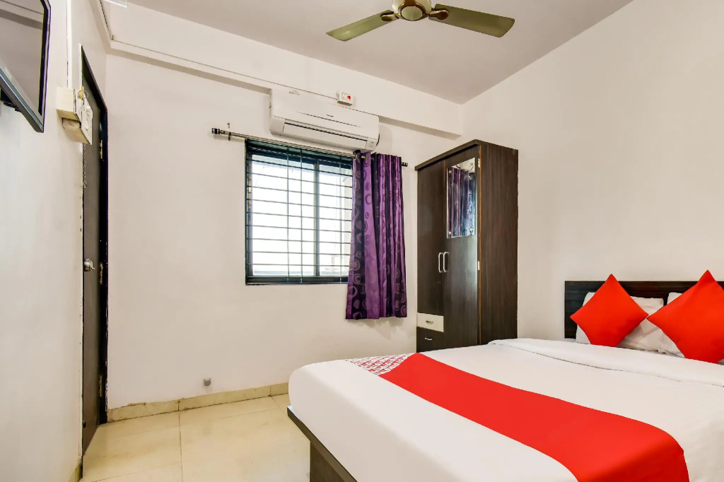 OYO 66018 Hotel Vijayraj Lodging And Boarding