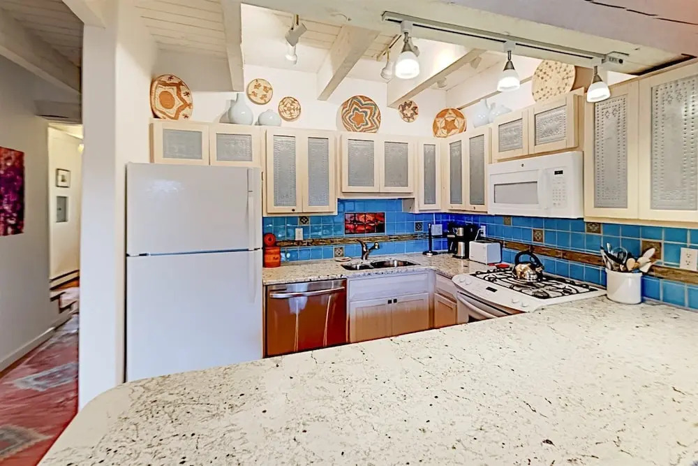 Casa Monzon - Perfect Location, Bright and Sunny Interior