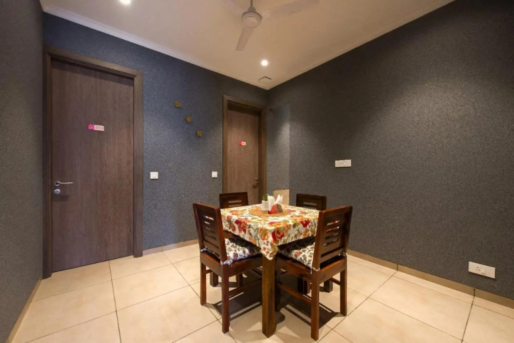 ROSASTAYS Gurugram Golf Course