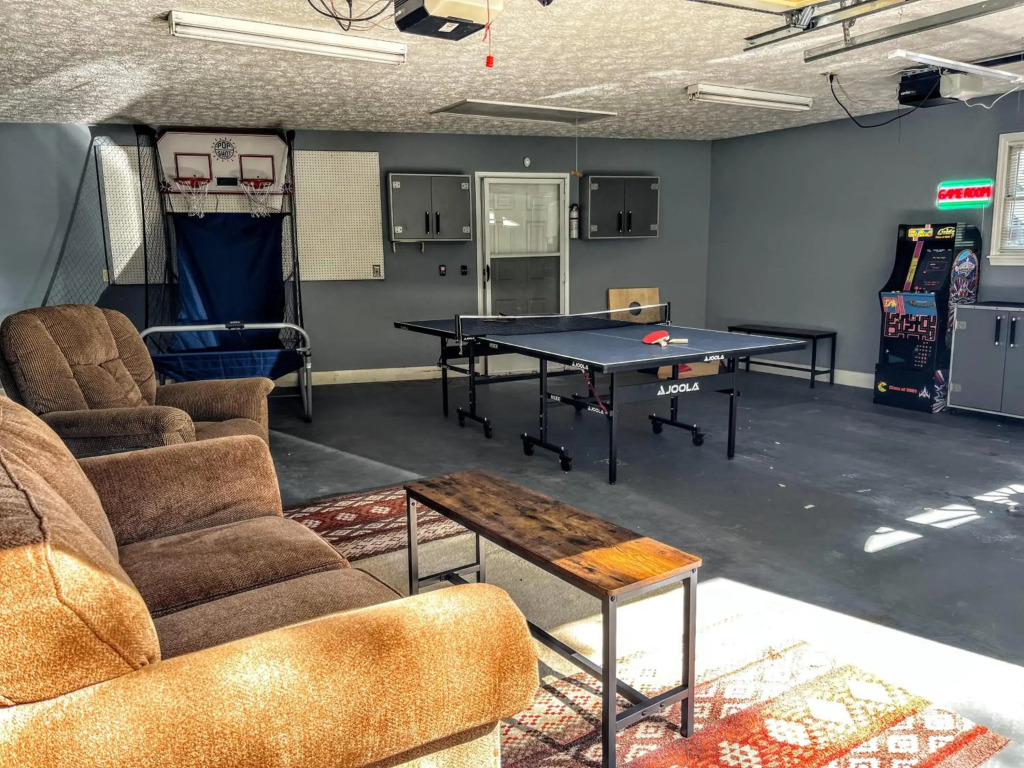 Ole Smoky BnB - Game Room, Hot Tub, Mtn Views!