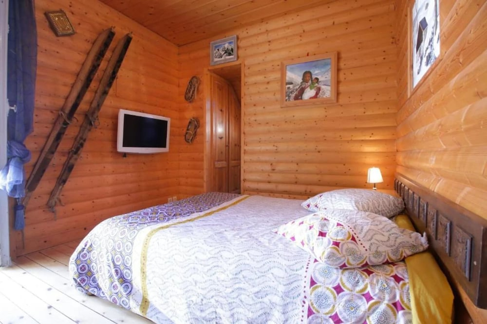 VILLA ILIXON - Appartements privés proche du centre de Luchon, parking, billard, jardin