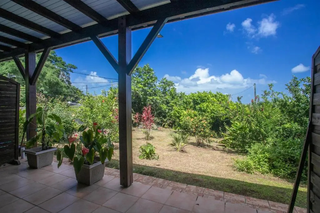 Appartement d'une chambre avec vue sur la mer jardin clos et wifi a Le Robert a 5 km de la plage
