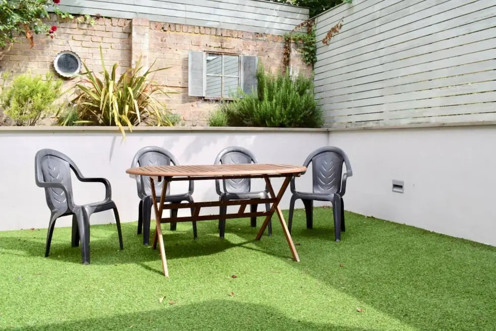 Bright and Modern 5 Bedroom Home With Garden