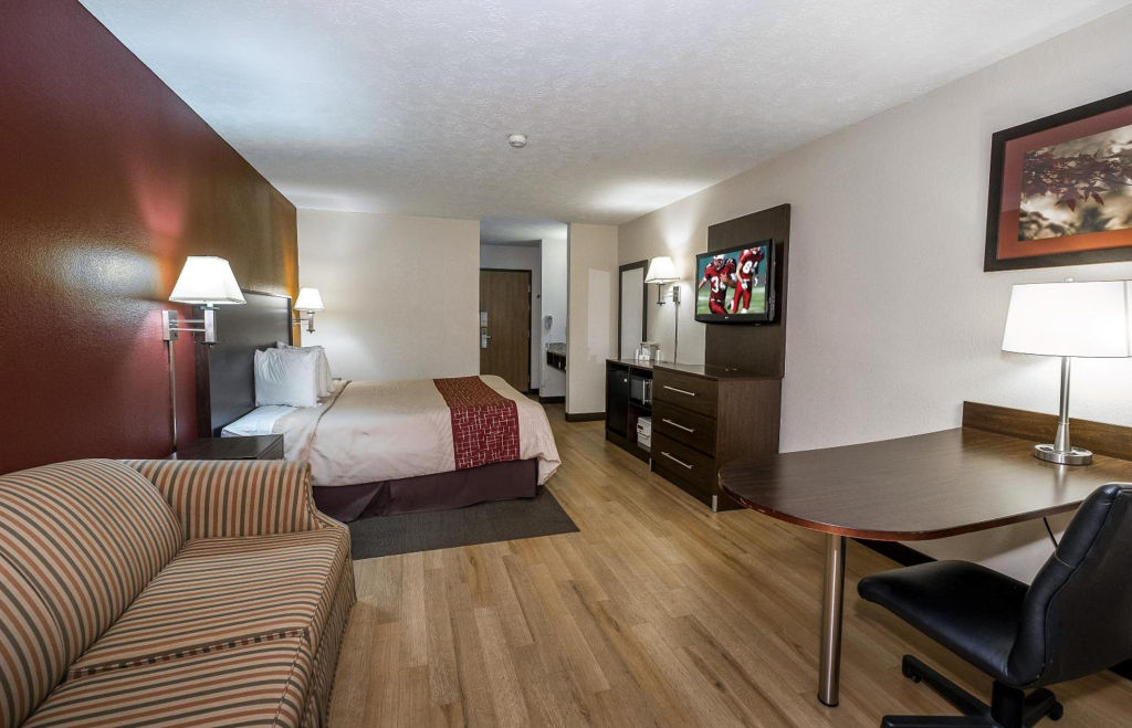 Red Roof Inn & Suites Hermitage