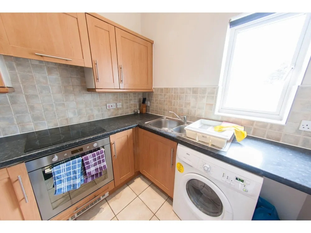 Newly Redecorated 2BR Victoria Docks Flat for 4