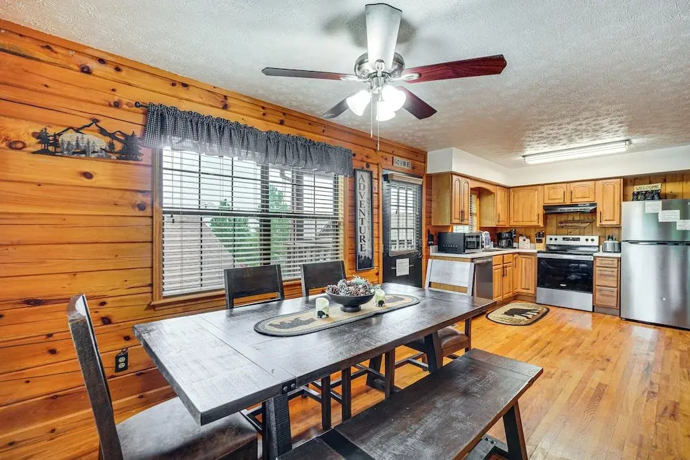 2 Mi to Dollywood: Mtn Cabin w/ Pool Access!