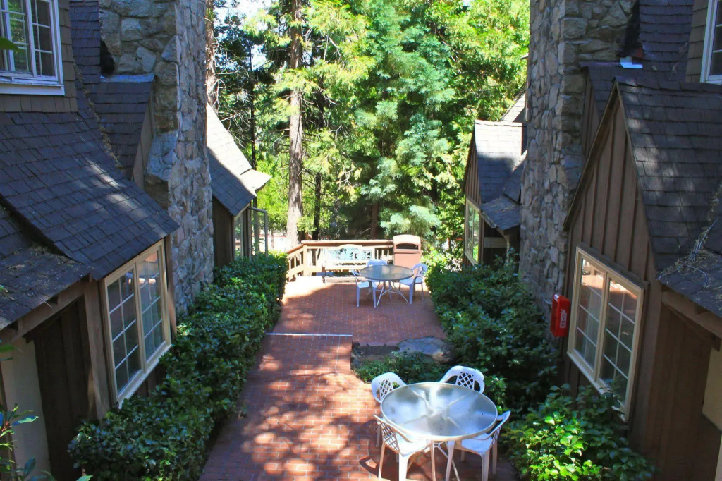 Saddleback Inn