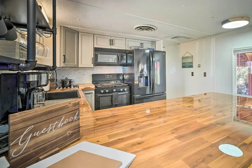 < 1 Mi to Lake Havasu: Pet-friendly Home