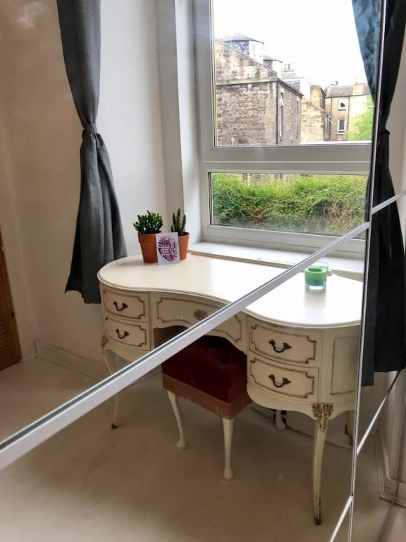 2 Bedroom Flat Near Leith