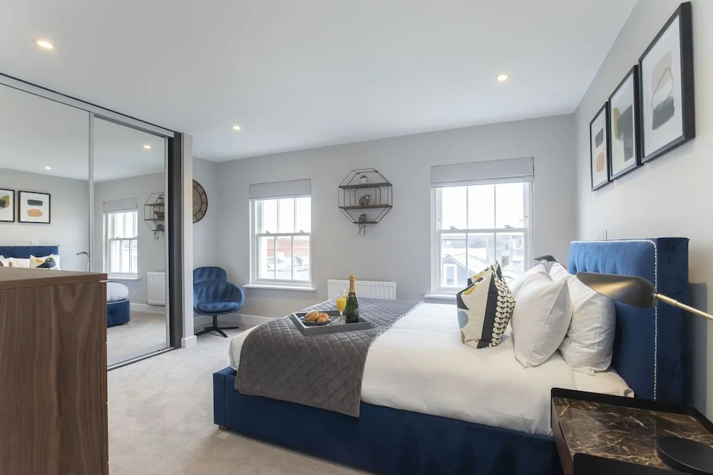 Elliot Oliver - Luxury 3 Bedroom Town Centre Apartment With Parking