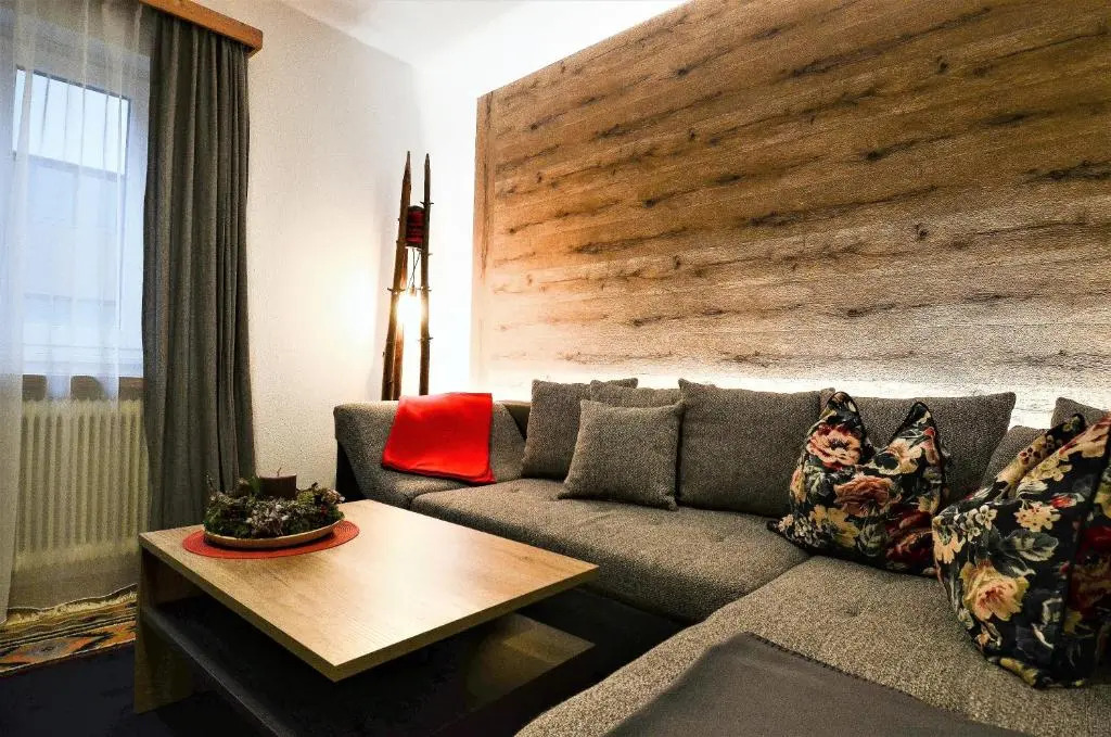 Ferienhaus Lechner am Waldrand mit Sauna & Badefass, Bergblick und Naturgarten"