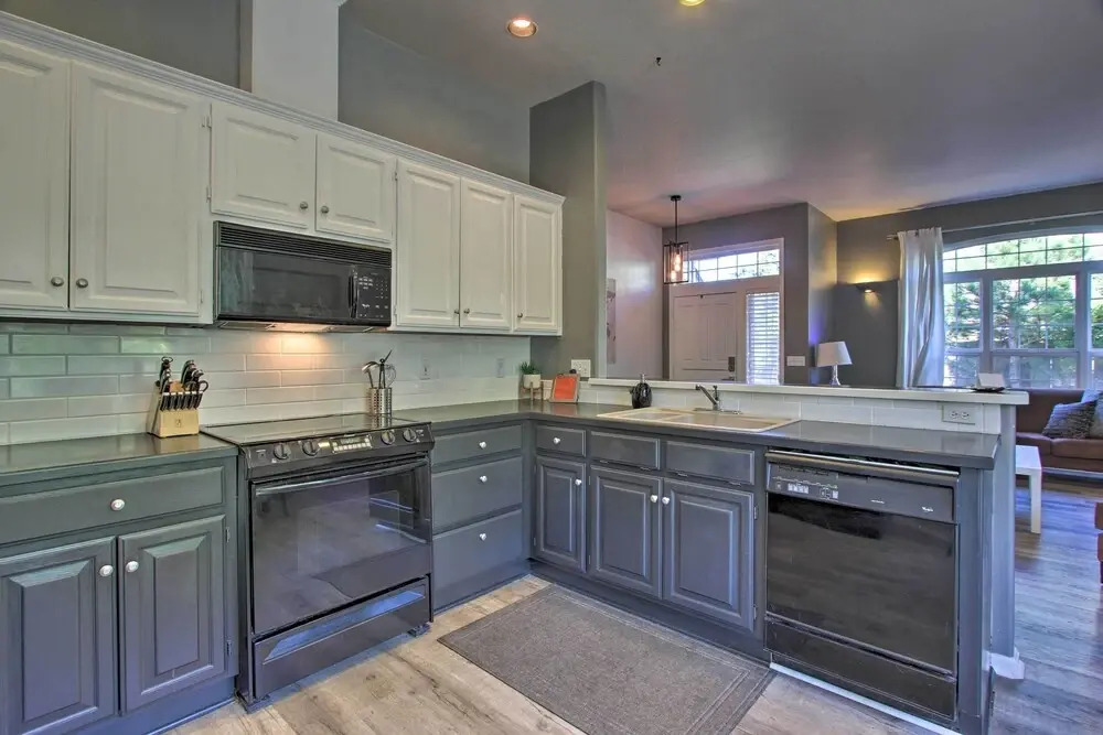 Pet-friendly Home w/ Yard, 2 Mi to Autzen Stadium