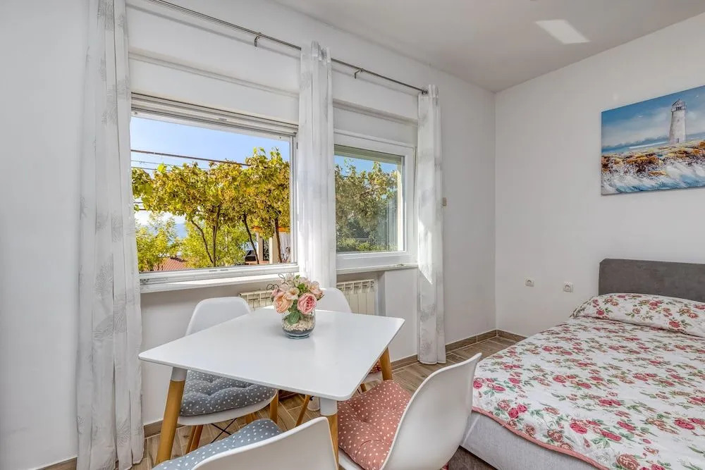 Pool And Garden Apartment Happy Sound