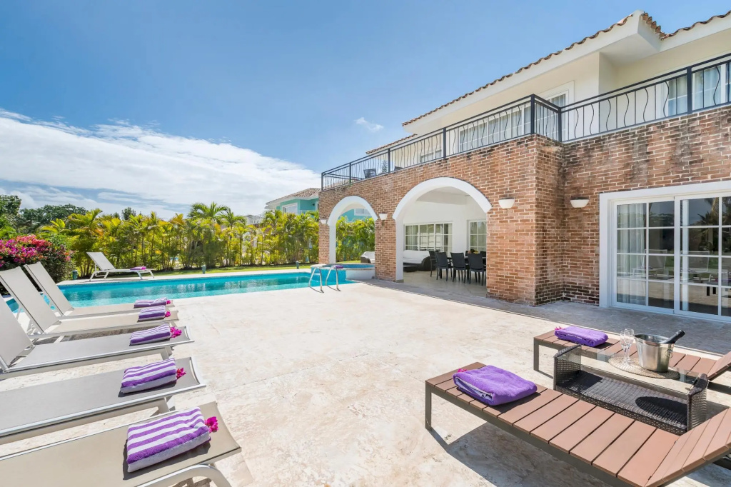 Beautiful 5-BDR 2 levels villa for rent