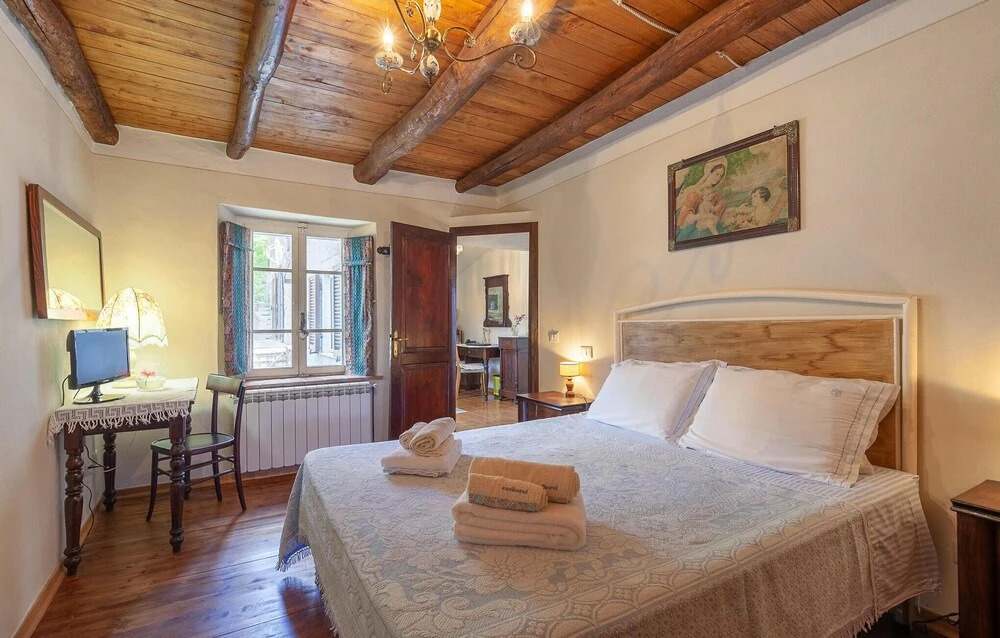 Stunning Home in Piazza al Serchio With 2 Bedrooms and Wifi