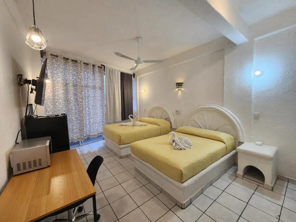 Lovely studio apartment with balcony AC & wi-fi, minutes from downtown!
