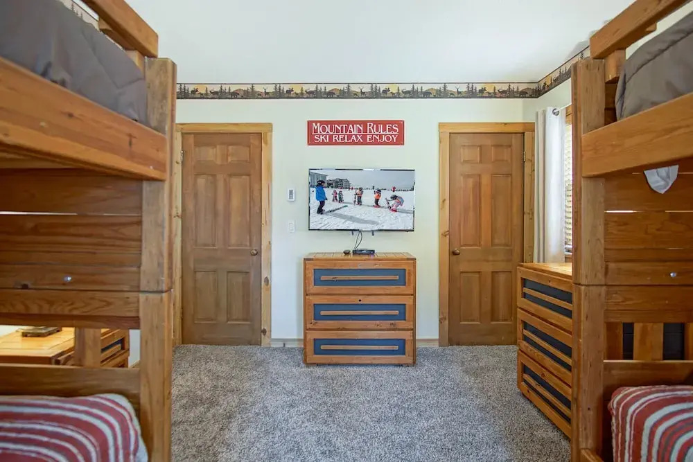Whistlepunk #31: 2 Bedrooms, 2 Bath: Slope Side, Central Location. Wood Fireplace
