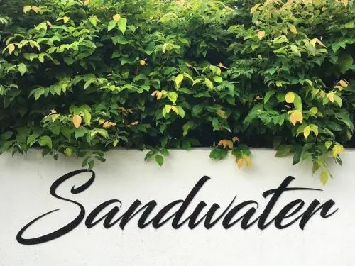 Sandwater-Tropical beachside holiday house