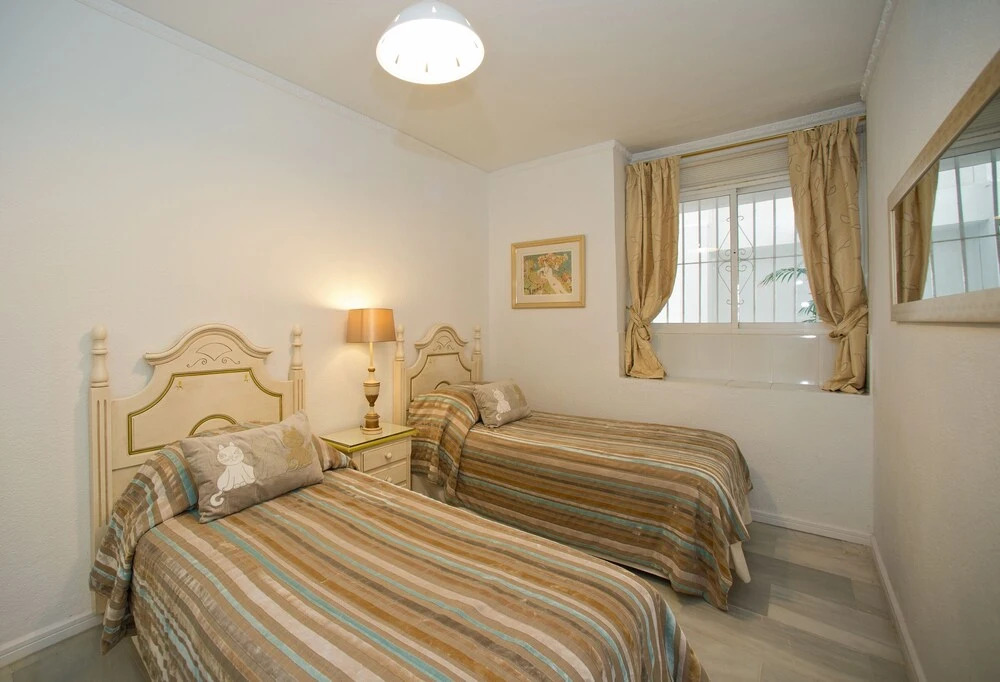 Beach Front Apt, Puerto Banus, Family Freindly, Free Wifi /parking.pools, Aircon