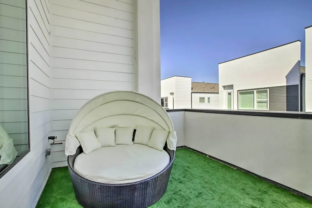 Newly-built Luxury Galleria Area Townhome!