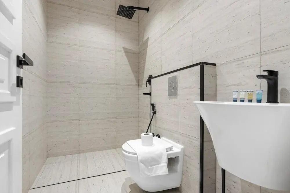 Central Stay With Parking & Stylish Design
