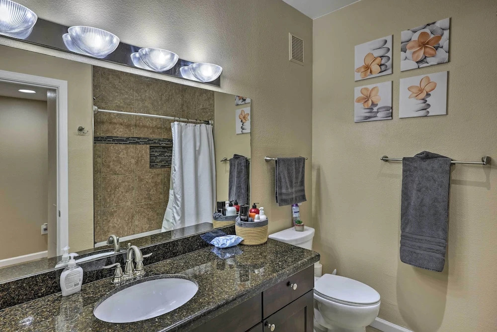 Dog-friendly Condo w/ Pool & Hot Tub in Phoenix