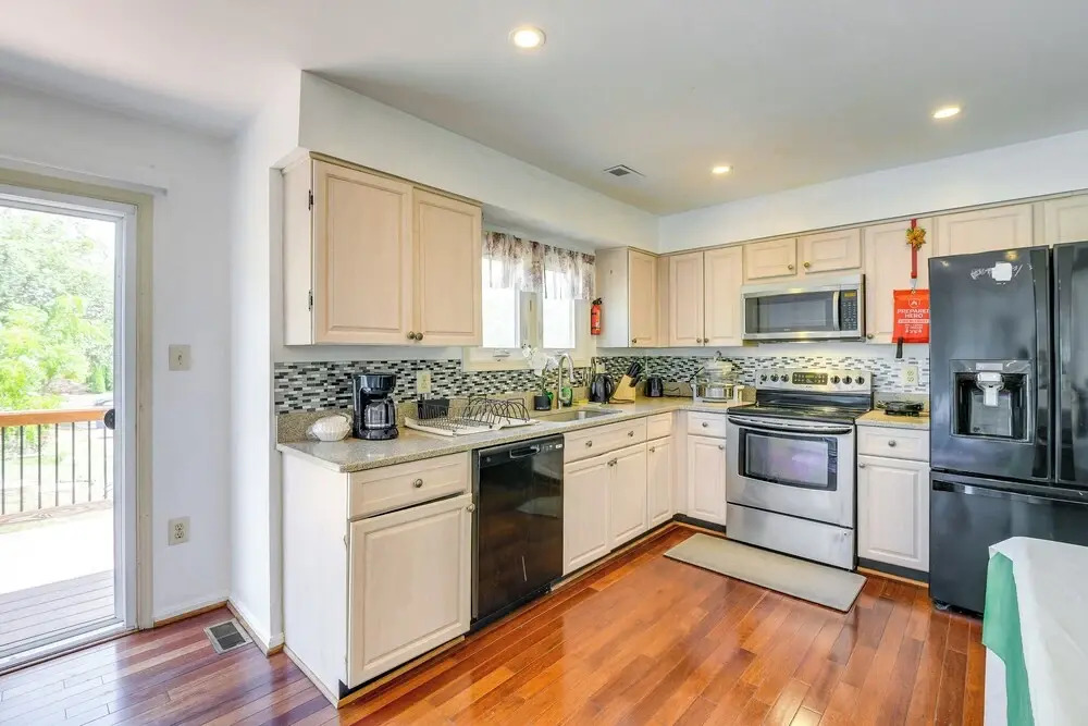 Close to Hospital & Dulles: Herndon Townhome