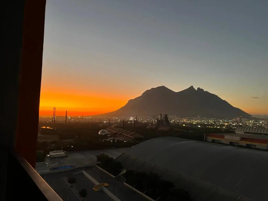 Industrial stylish 3-br. apartment & city views in front of Parque Fundidora & Arena Mty