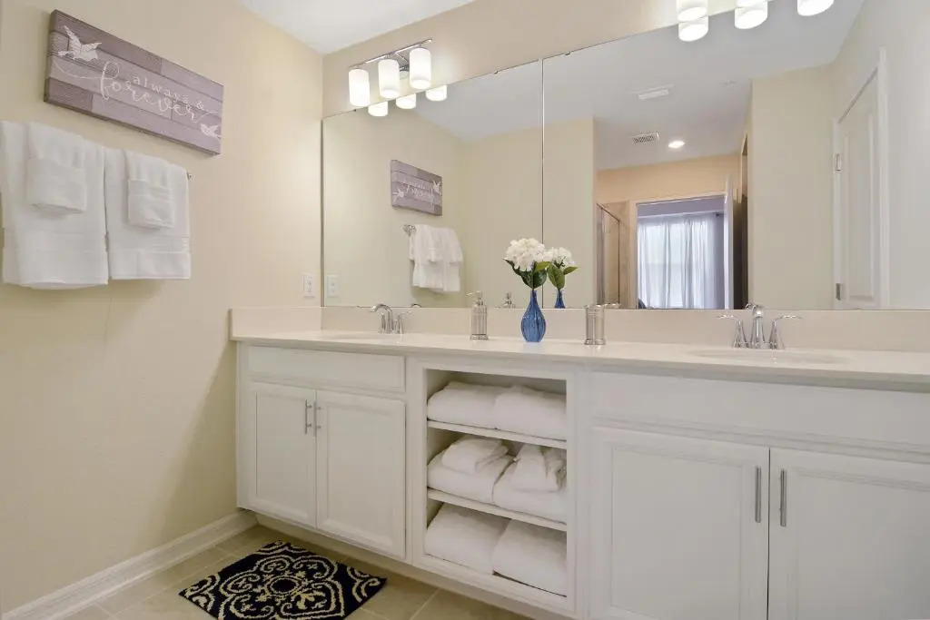 Three Bedrooms Storey Lake Orlando 201