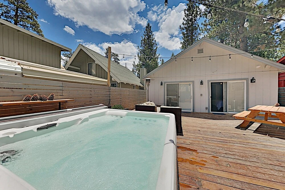 New Listing! Chic : Hot Tub & Outdoor Kitchen 2 Bedroom Cabin