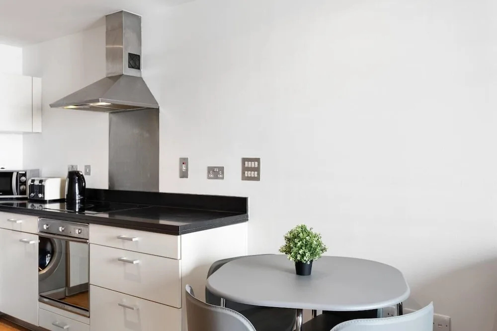 2 Bed W/private Balcony 10 min to Canary Wharf Stn
