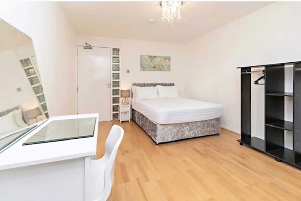 Spacious & Airy Apt w Balcony in Kentish Town