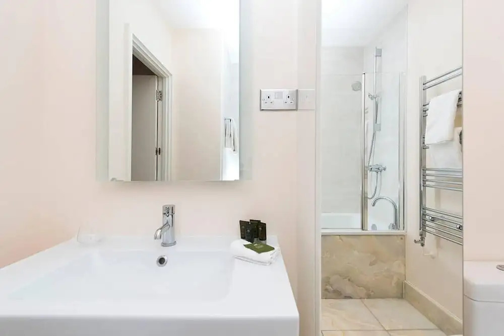Luxurious 2 BR Apartment near Hyde Park
