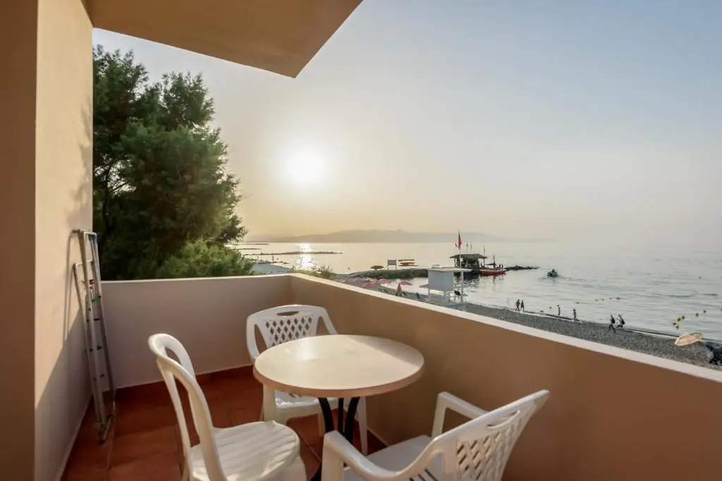 Studio5 30 metres from THE Sea 'NEW LISTING'