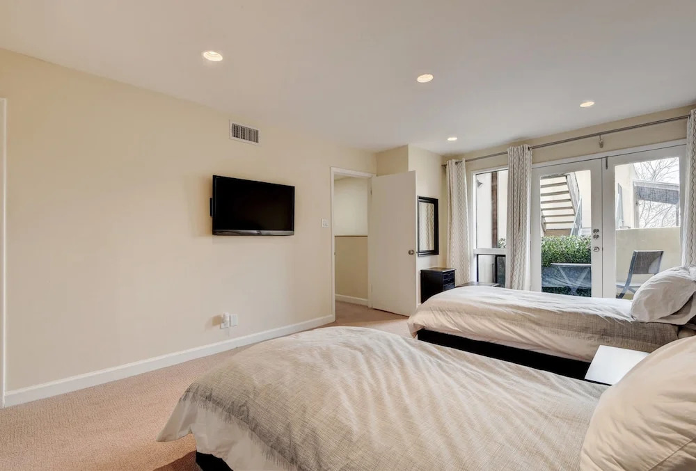 2BR 2 5BA Stunning Townhouse in Downtown Austin by RedAwning